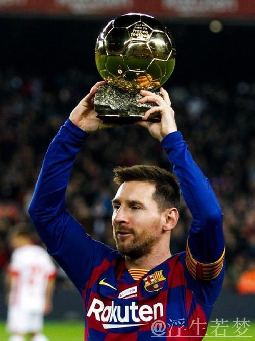 梅西夺冠感人瞬间：送别好友+动情致敬 家人携奖杯温馨合影