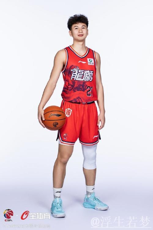 广州男篮发布新赛季球队定妆照,展现多样组合风采 广州男篮发布新赛季球队定妆照,展现多样组合风采