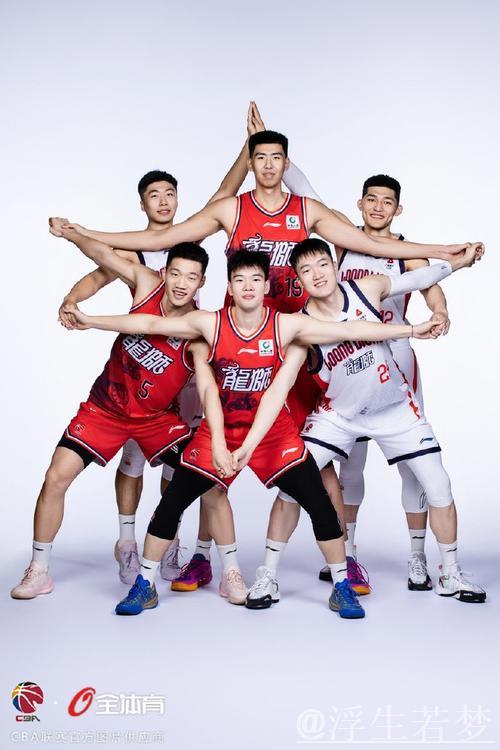 广州男篮发布新赛季球队定妆照,展现多样组合风采 广州男篮发布新赛季球队定妆照,展现多样组合风采