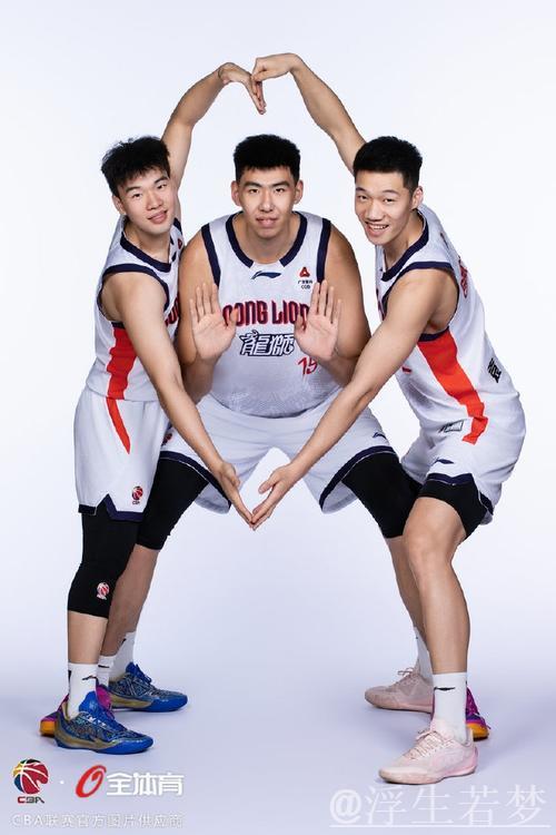 广州男篮发布新赛季球队定妆照,展现多样组合风采 广州男篮发布新赛季球队定妆照,展现多样组合风采